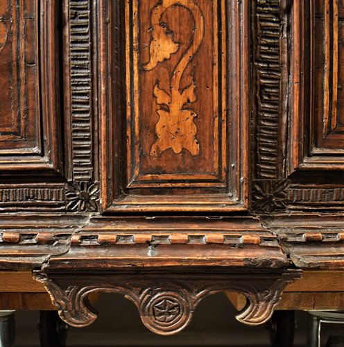 Noble chest in carved and inlaid walnut.